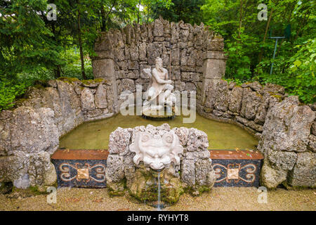 Salisburgo, Austria - 30 Aprile 2018: trucco fontana e la scultura di Nettuno in acqua trucco parco di Hellbrunn (Schloss Hellbrunn), Salisburgo, Austria. Foto Stock