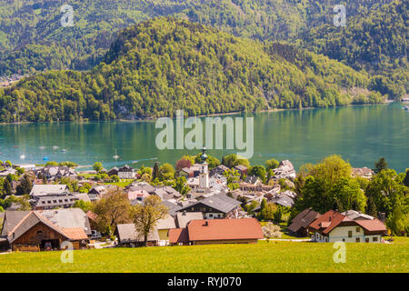 Vista della città alpina Sankt Gilgen sul lago Wolfgangsee su una bella giornata di sole. Salzburger Land, Austria Foto Stock