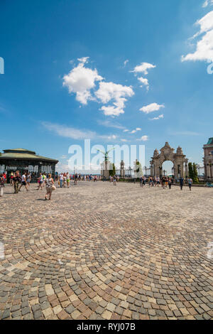 Budapest, Ungheria - 5 Giugno 2017: Turul uccello statua e il castello di Buda (Palazzo Reale) cancelli di ingresso sulla collina del castello. Foto Stock