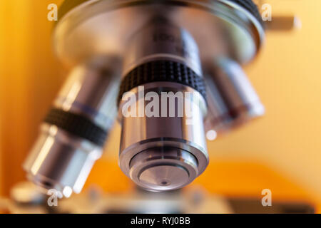 Microscopio ottico. Microscopio è utilizzato per condurre pianificato, esperimenti di ricerca, dimostrazioni didattiche in ambito medico e di laboratori clinici Foto Stock