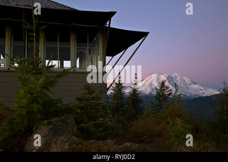 WA15925-00...WASHINGTON - la luce morbida di alba schiarimento Suntop Lookout e Mount Rainier da Suntop montagna nel Monte Baker-Snoqualmie compit Foto Stock