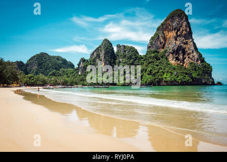 Bellissima spiaggia di Railay nella provincia di Krabi, Thailandia Foto Stock
