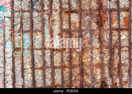 La corrosione e il decadimento della parete in cemento armato, grunge background urbano Foto Stock