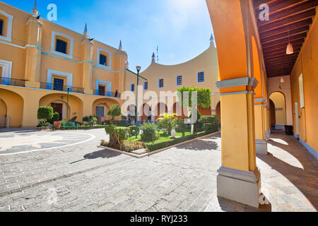 Colorate strade di Puebla in Zocalo centro storico della città Foto Stock