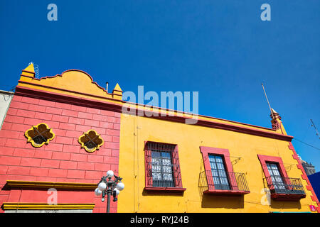 Colorate strade di Puebla in Zocalo centro storico della città Foto Stock