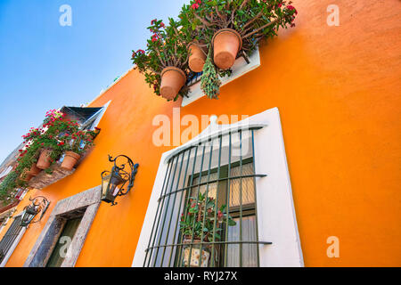 Colorate strade di Puebla in Zocalo centro storico della città Foto Stock