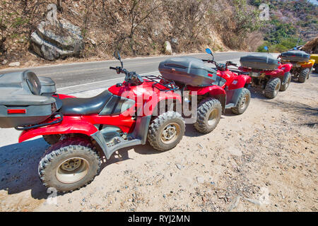 Puerto Vallarta, Messico-20 Aprile 2018: off-road ATV Gite e avventure in Puerto Vallarta che forniscono vedute panoramiche dell'oceano e la magnifica natura la Foto Stock