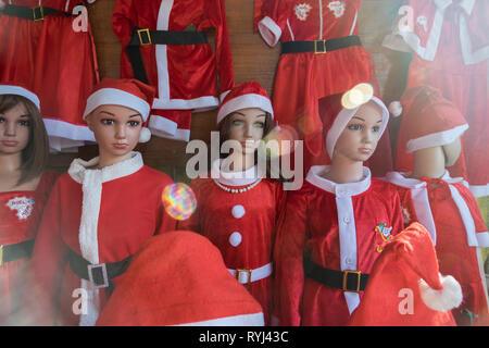 Manichini bambino indossando il Natale, Santa abiti in Khon Kaen, Thailandia. Foto Stock