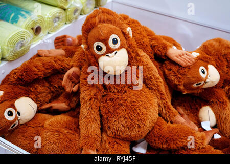 New Haven, CT, Stati Uniti d'America. Settembre 2018. Carino monkey giocattoli imbottiti in una popolare home decor in uscita. Foto Stock