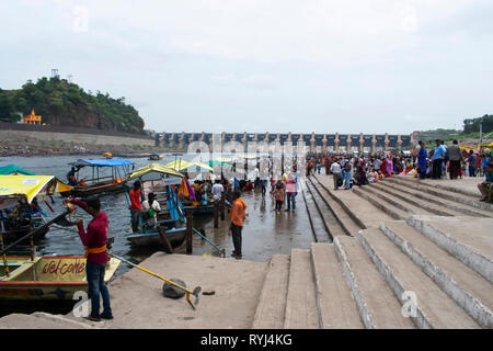 OMKARESHWAR, Madhya Pradesh, India, agosto 2018, turistico e devoti attendere per prendere le barche a Ghats al tempio Omkareshwar Foto Stock
