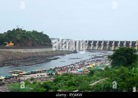 OMKARESHWAR, Madhya Pradesh, India, agosto 2018, turistico e devoti al tempio Omkareshwar con vista della diga sul fiume Narmada Foto Stock