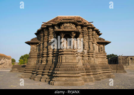 Vista dal lato posteriore, Daitya Sudan tempio sul lato posteriore, Lonar, Distretto di Buldhana, Maharashtra, India. Foto Stock