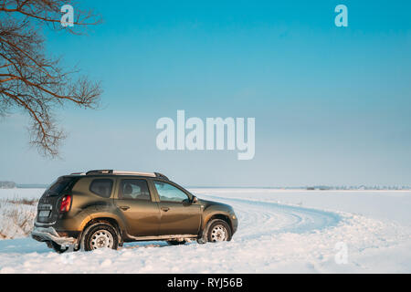 Gomel, Bielorussia - Gennaio 10, 2019: auto Renault Duster o Dacia Duster Suv parcheggiato su inverno campo innevato paesaggio di campagna. Foto Stock