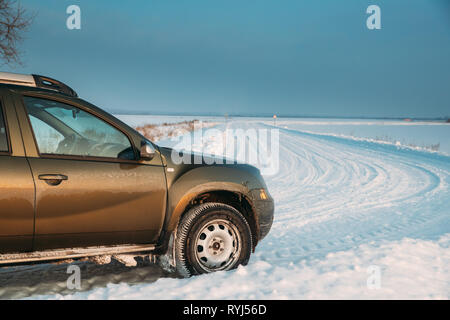Gomel, Bielorussia - Gennaio 10, 2019: auto Renault Duster o Dacia Duster Suv parcheggiato su inverno campo innevato paesaggio di campagna. Foto Stock