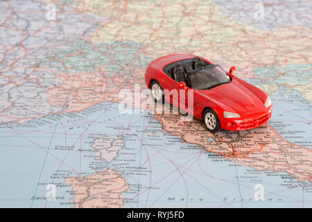 Giocattolo auto rossa sulla mappa geografica dell'Europa. Percorso di viaggio il concetto di pianificazione. Foto Stock