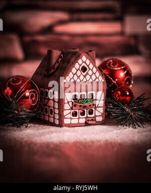 Gingerbread house,palle di Natale. il concetto di celebrati Foto Stock