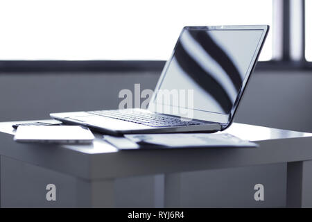 Aprire il notebook tablet digitale e i documenti di lavoro sulla scrivania Foto Stock