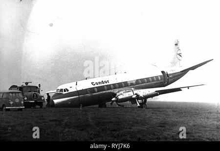 Trasporti / trasporto, aviazione, incidente, di atterraggio forzato un Vickers Viscount 814 del Condor Flugdienst, spezzate in avanti del carrello di atterraggio, München Riem aeroporto, la seconda metà degli anni cinquanta, Additional-Rights-Clearance-Info-Not-Available Foto Stock