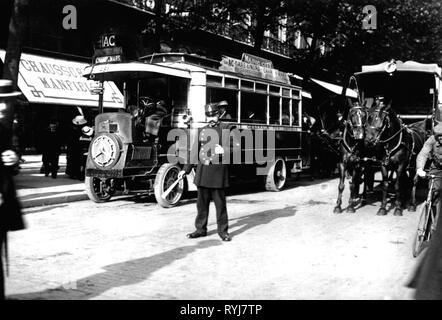 Trasporti / trasporto auto, omnibuses, bus della Compagnie générale des Omnibus, linea AC dalla Gare du Nord a Champ de Mars, Paris, 1900, Additional-Rights-Clearance-Info-Not-Available Foto Stock