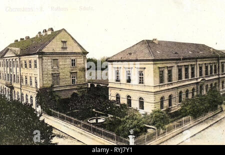 Municipio di Terezín, edifici a Terezín, 1909, Ústí nad Labem Regione, Theresienstadt, Rathaus, Schule, Repubblica Ceca Foto Stock