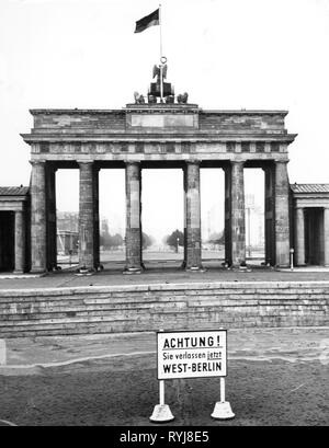 Geografia / viaggi, Germania, Berlino, Porta di Brandeburgo, lato ovest, segno "Attenzione! È ora di lasciare Berlino Ovest", sessanta, Additional-Rights-Clearance-Info-Not-Available Foto Stock
