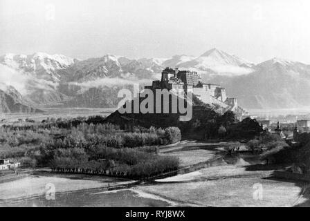 Geografia / viaggi, Tibet, Lasha, castelli, palazzo del Potala, vista esterna, del 1950 circa, Additional-Rights-Clearance-Info-Not-Available Foto Stock