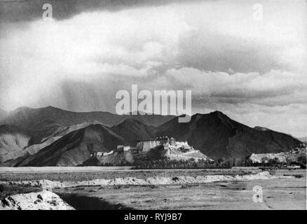 Geografia / viaggi, Tibet, Lasha, castelli, palazzo del Potala, vista esterna, del 1950 circa, Additional-Rights-Clearance-Info-Not-Available Foto Stock