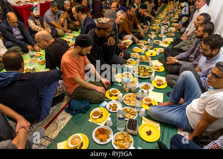 Iftar (cena di Ramadan rompendo il giorno lungo veloce) presso la Maison Soufie Sufi (Home), Saint-Ouen, Francia. Foto Stock