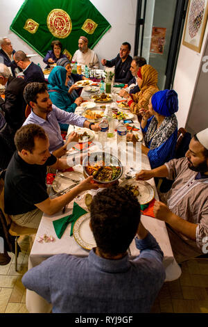 Iftar (cena di Ramadan rompendo il giorno lungo veloce) presso la Maison Soufie Sufi (Home), Saint-Ouen, Francia. Foto Stock