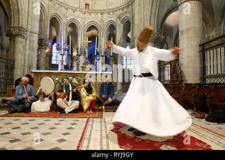 Sufi musulmani nozze in St Nicolas chiesa cattolica, Blois, Francia. I sufi music band e derviscio armato. Foto Stock