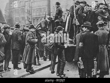 Sollevazione della Ruhr, 13.3. - 12.4. 1920, armamento di membri della Red Ruhr all esercito di repulse Kapp Putsch, la zona della Ruhr, marzo 1920, Additional-Rights-Clearance-Info-Not-Available Foto Stock