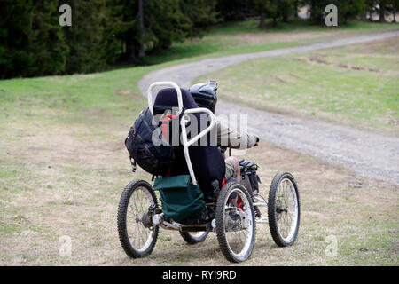 Dre dans le l'Darbon : mountain bike race nelle Alpi francesi. Ciclista in para-competizione atletica. La Francia. Foto Stock