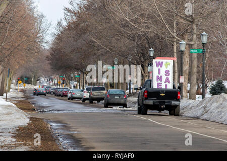 Mobile vendita vino segno su un carrello di prelievo su Summit Avenue a St. Paul, Minnesota. Foto Stock