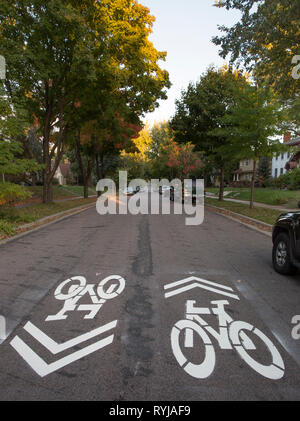 Le frecce gialle e segno di bicicletta percorso su strada presso  l'aeroporto internazionale di Zurigo Foto stock - Alamy