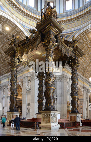 Scolpita in bronzo baldacchino barocco o Baldacchino (1623-34), Aka ciborio, da Bernin, sopra l'altare nella Basilica di San Pietro, il Vaticano, Roma, Italia Foto Stock