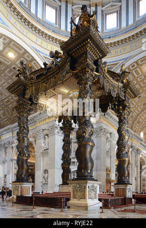 Scolpita in bronzo baldacchino barocco o Baldacchino (1623-34), Aka ciborio, da Bernin, sopra l'altare nella Basilica di San Pietro, il Vaticano, Roma, Italia Foto Stock