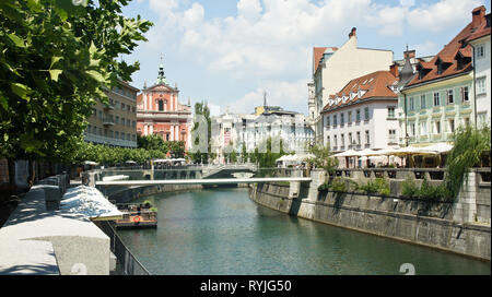 Vista panoramica delle case sul fiume Ljubljanica banca nella città vecchia, splendida architettura, giornata soleggiata, Ljubljana Foto Stock