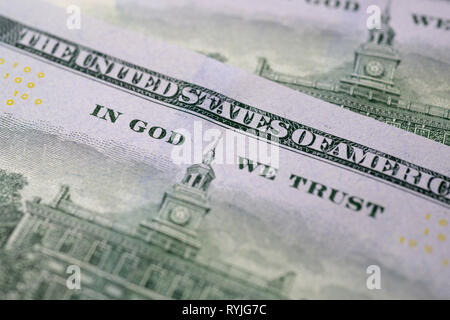 Siamo valuta banconote da cento dollari in God we trust segno Foto Stock