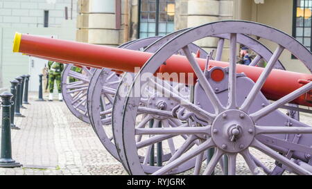 Il grande display di cannone al di fuori di Stoccolma Swedens tesoro palace con il colore rosso cannon Foto Stock