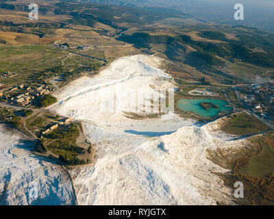 Vista aerea del bianco castello di cotone terrazze di travertino in Pamukkale, Turchia Foto Stock