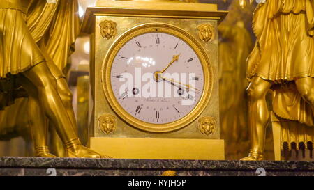 Closer Look del golden clock sul Palazzo Reale di Stoccolma Svezia lungo con la Golden Statue sul soggiorno Foto Stock