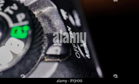 La macro shot del pulsante on/off della telecamera lungo il lato di altri pulsanti di impostazione Foto Stock