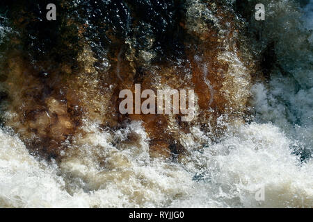 Le acque del caos. Seething, fluido bollente, espansione, gli spruzzi di acqua della cascata Foto Stock