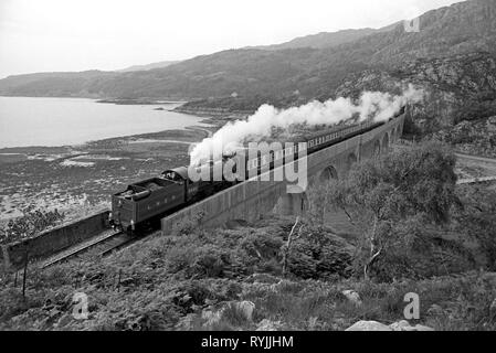 Locomotiva a vapore a Loch Nan Uamh viadotto sulla West Highland Line, Scozia Foto Stock