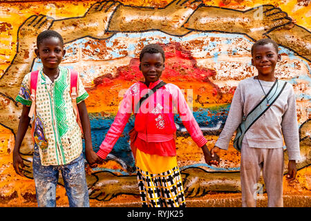 Ouahigouya bambini Holding Hands, il Burkina Faso. Foto Stock