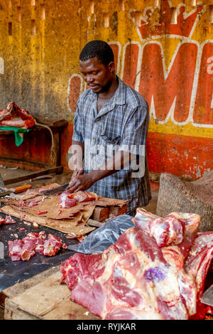 Macellaio a Tenkodogo mercato, Burkina Faso. Foto Stock