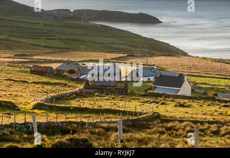 Dursey Island, Cork, Irlanda. 17 giugno 2016 una vista verso ovest del townland di Kilmichael su Dursey Island, Co. Cork, Irlanda. Foto Stock