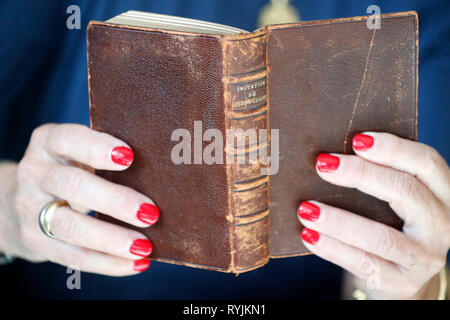 Donna di lettura e di vecchi libri cristiani. Close-up. Foto Stock