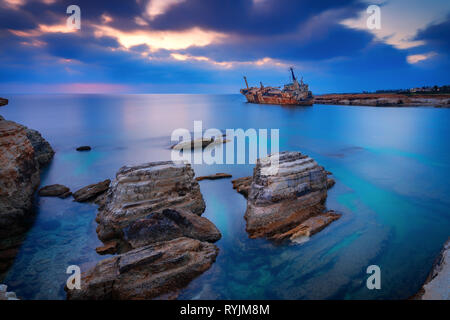 Bel tramonto colpo di Edro III Naufragio vicino a Coral Bay, Peyia, Paphos, Cipro Foto Stock