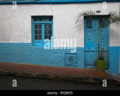 La colorata Vecchia casa wall in Candelaria di Bogotà, Colombia Foto Stock